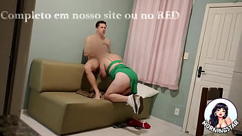 Meu marido saiu para o trabalho e eu convidei o vizinho para me fuder na sala da minha casa