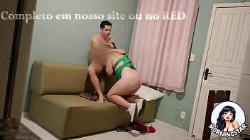 Meu marido saiu para o trabalho e eu convidei o vizinho para me fuder na sala da minha casa