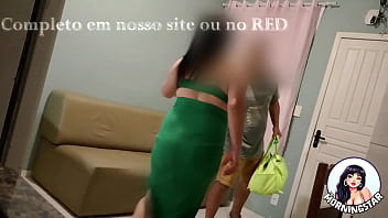 Meu marido saiu para o trabalho e eu convidei o vizinho para me fuder na sala da minha casa