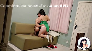 Meu marido saiu para o trabalho e eu convidei o vizinho para me fuder na sala da minha casa