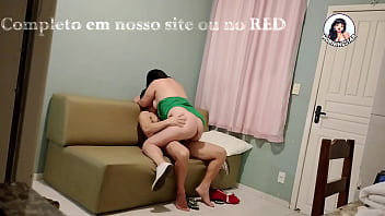 Meu marido saiu para o trabalho e eu convidei o vizinho para me fuder na sala da minha casa