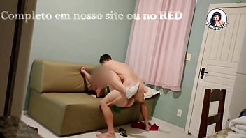 Meu marido saiu para o trabalho e eu convidei o vizinho para me fuder na sala da minha casa