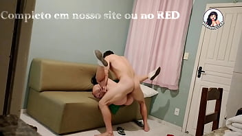 Meu marido saiu para o trabalho e eu convidei o vizinho para me fuder na sala da minha casa