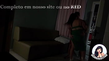 Meu marido saiu para o trabalho e eu convidei o vizinho para me fuder na sala da minha casa