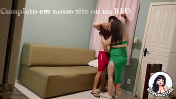 Meu marido saiu para o trabalho e eu convidei o vizinho para me fuder na sala da minha casa