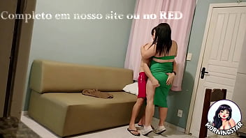 Meu marido saiu para o trabalho e eu convidei o vizinho para me fuder na sala da minha casa