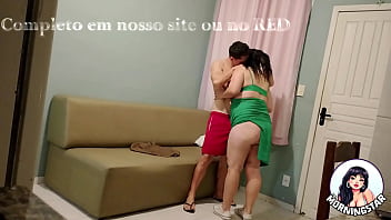 Meu marido saiu para o trabalho e eu convidei o vizinho para me fuder na sala da minha casa