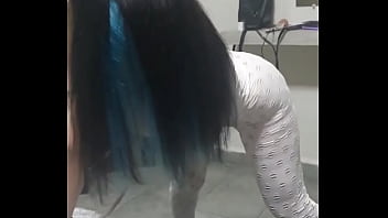 Me caga el reaggeton pero si te están moviendo el culo así ya es diferente