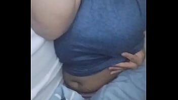 Quieres masajear mis grandes tetas con tu crema