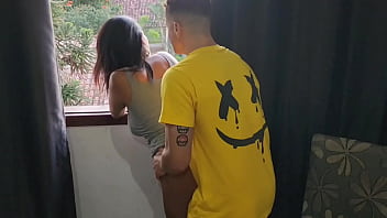 Dei para um amigo enquanto o meu marido cortava grama e conversava comigo na janela