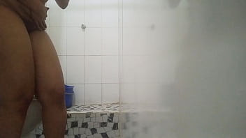 Cachonda en el baño y se masturba pensando en su novio hasta llegar el orgasmo