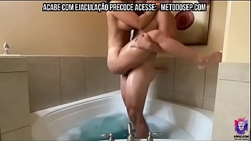 Dando a buceta na banheirinha