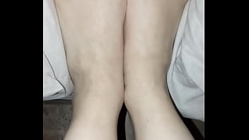 Gretala i suoi piedi nudi al naturale senza smalto