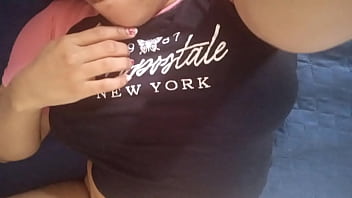 Latina candente se masturba mientras recuerda su primera vez que le quitaron la virginidad