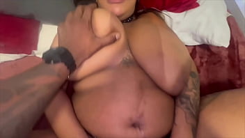 Coloquei o mastro no meios dos meus peitos o negão não aguentou e foi logo me arromba