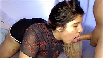 Le destruyo su garganta con mi verga