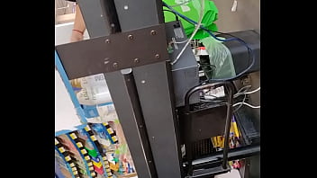 Chica con buen culo en supermercado