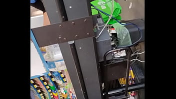 Chica con buen culo en supermercado
