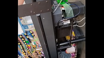 Chica con buen culo en supermercado