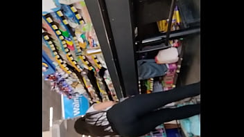 Chica con buen culo en supermercado