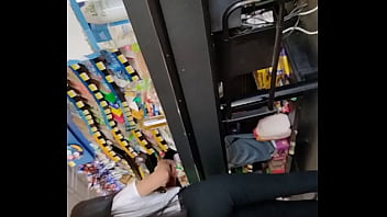 Chica con buen culo en supermercado