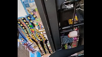 Chica con buen culo en supermercado