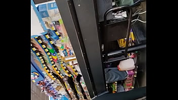Chica con buen culo en supermercado