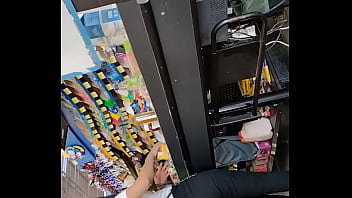 Chica con buen culo en supermercado