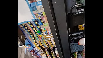 Chica con buen culo en supermercado