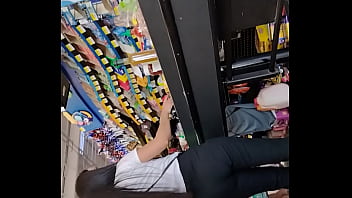 Chica con buen culo en supermercado