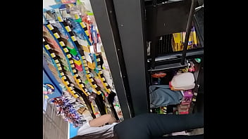 Chica con buen culo en supermercado