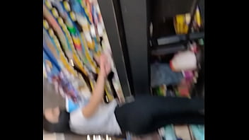 Chica con buen culo en supermercado