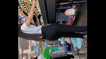 Chica con buen culo en supermercado