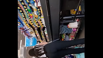 Chica con buen culo en supermercado