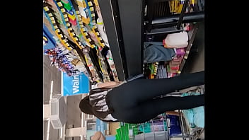 Chica con buen culo en supermercado