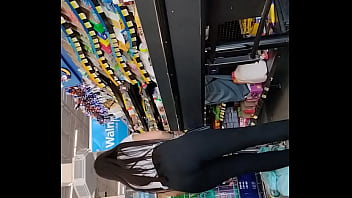 Chica con buen culo en supermercado