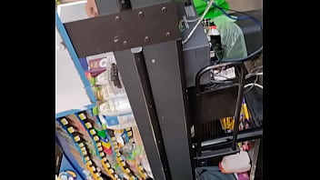 Chica con buen culo en supermercado