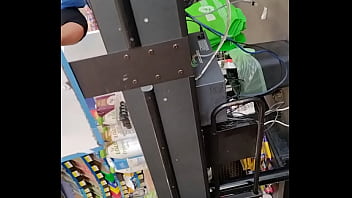 Chica con buen culo en supermercado