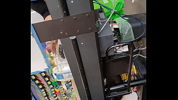 Chica con buen culo en supermercado