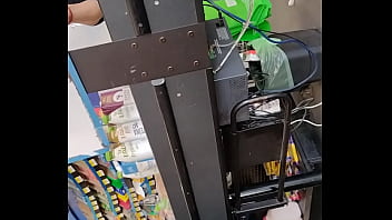 Chica con buen culo en supermercado