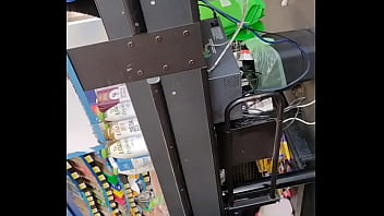 Chica con buen culo en supermercado