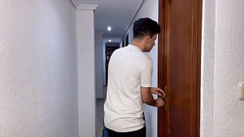 Pareja En Situación Romántica En Un Hotel thumbnail