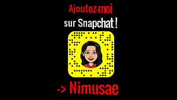 Jeune brunette en manque de bite se fait plaisir