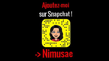 Jeune brunette en manque de bite se fait plaisir