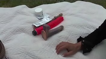 The milfs puff the pussy in the garden