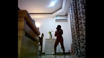 Femme de ménage filmé en caméra