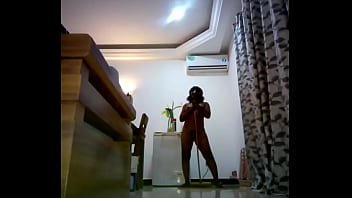 Femme de ménage filmé en caméra