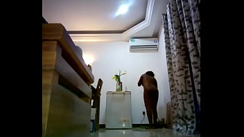 Femme de ménage filmé en caméra