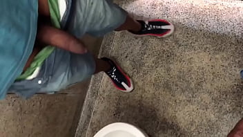 Batendo Uma No Banheiro Da Praça thumbnail