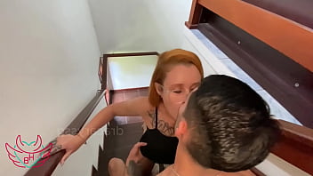 Novinho safado esperou a ruiva pelado na escada